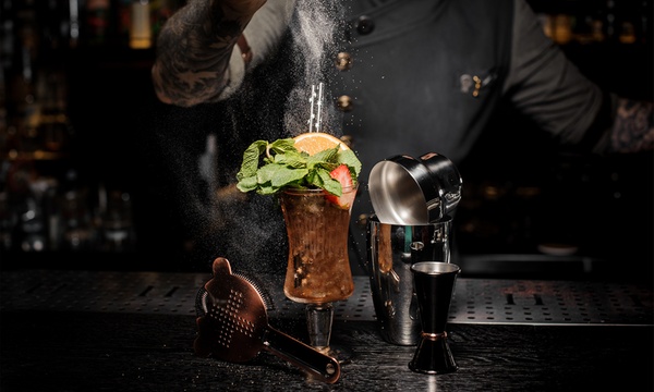 Barman Prepara Mixology